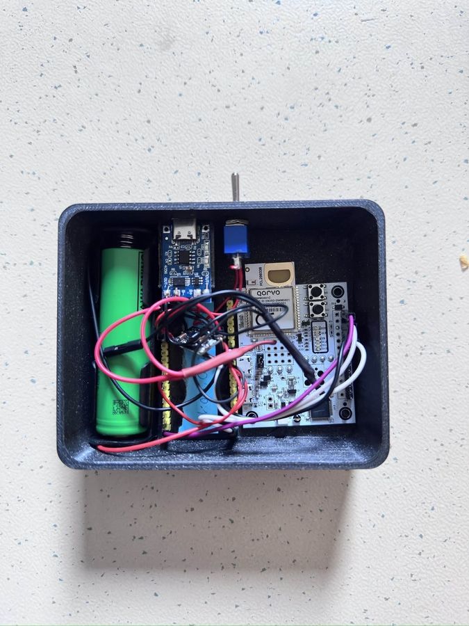 Geöffnetes 3D-gedrucktes Gehäuse mit UWB-Modul, ESP32 und 18650-Zelle