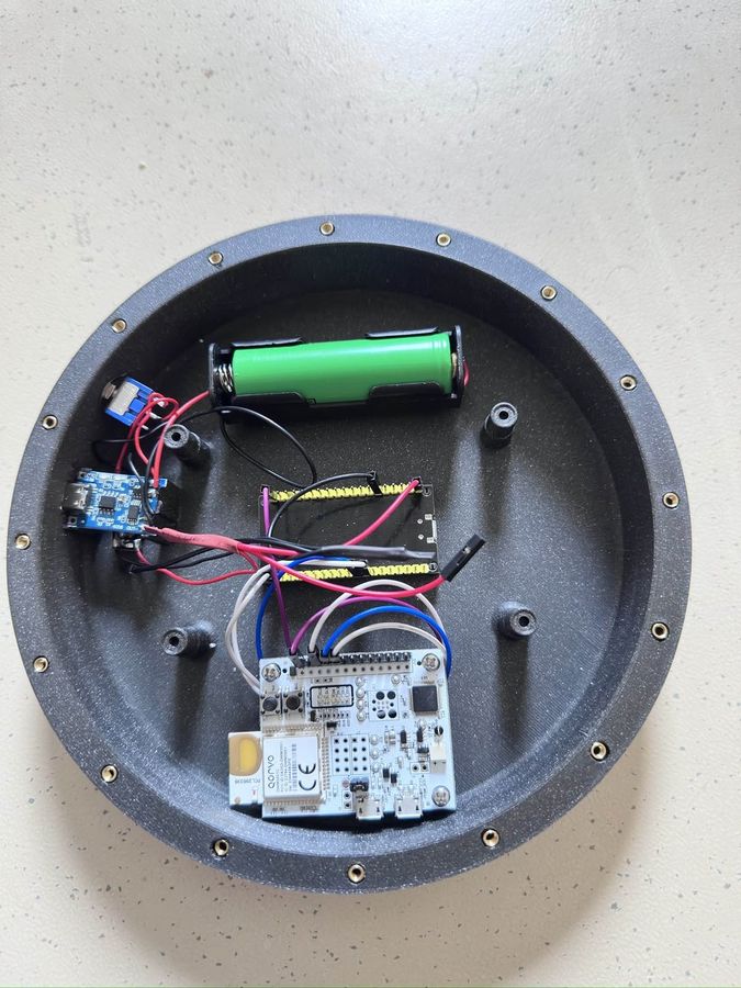 Geöffnetes rundes Modul der Weste mit Step-Up-Wandler